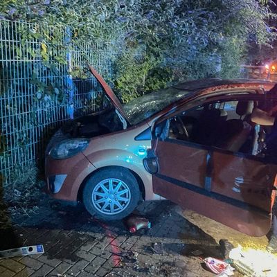 FW-DO: Fahrer nach Überschlag in Fahrzeug eingeschlossen - Feuerwehr befreit Verletzten