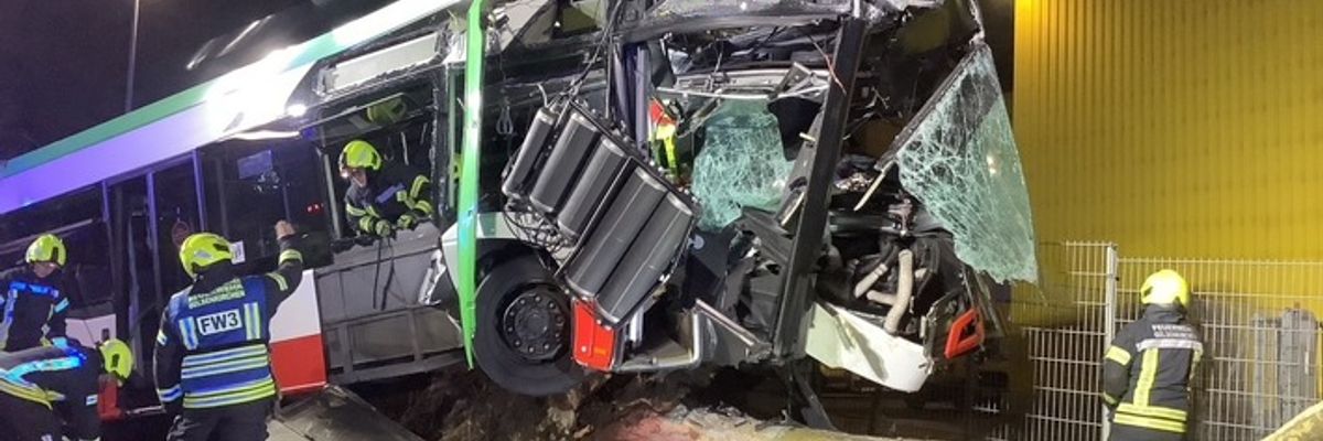 FW-GE: Busunfall auf der Ostpreußenstraße - Fahrer schwer verletzt
