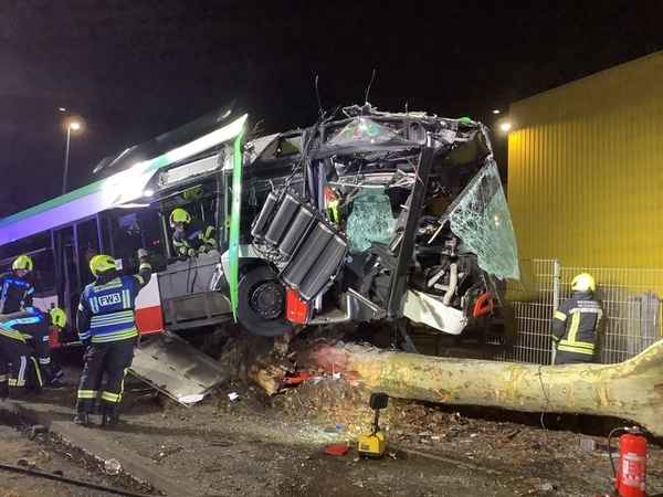 FW-GE: Busunfall auf der Ostpreußenstraße - Fahrer schwer verletzt