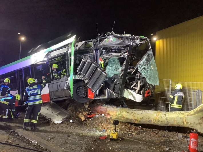 FW-GE: Busunfall auf der Ostpreußenstraße - Fahrer schwer verletzt