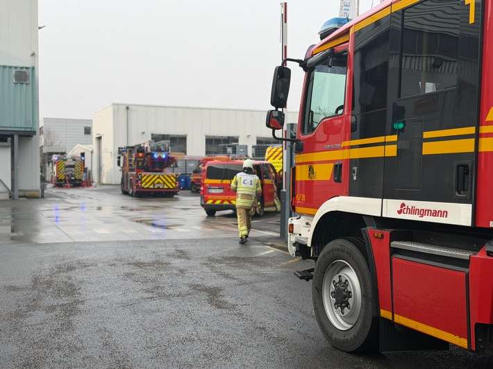 FW Dresden: Automatische Brandmeldeanlage meldet Brand bei Siemens Energy