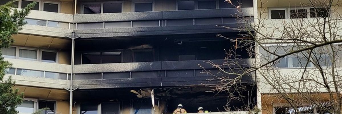 FW-GL: Feuerwehr rettet zwei Kinder bei Hochhausbrand im Stadtteil Gronau - Eine Person schwer und fünf leicht verletzt. 55 betroffene Personen betreut