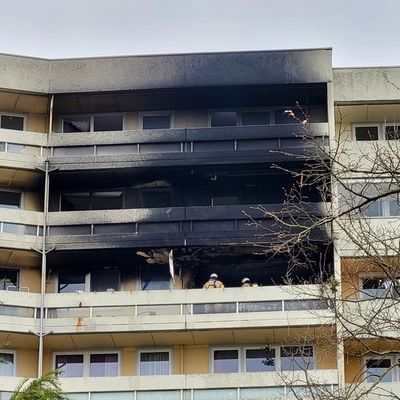 FW-GL: Feuerwehr rettet zwei Kinder bei Hochhausbrand im Stadtteil Gronau - Eine Person schwer und fünf leicht verletzt. 55 betroffene Personen betreut