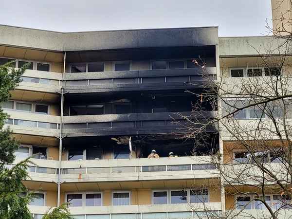 FW-GL: Feuerwehr rettet zwei Kinder bei Hochhausbrand im Stadtteil Gronau - Eine Person schwer und fünf leicht verletzt. 55 betroffene Personen betreut