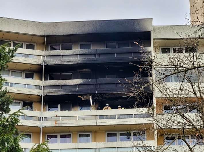 FW-GL: Feuerwehr rettet zwei Kinder bei Hochhausbrand im Stadtteil Gronau - Eine Person schwer und fünf leicht verletzt. 55 betroffene Personen betreut