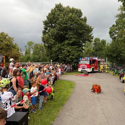 FW Weinheim: Auch bei Regen fasziniert die Freiwillige Feuerwehr großer Besucherandrang auf der Wache Süd