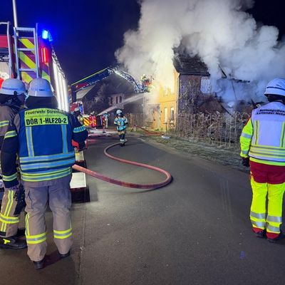 FW Dörentrup: Explosion mit anschließendem Großbrand in Wohnhaus - eine Person tot aufgefunden