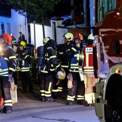 FW-MK: Arbeitsintensiver Tag für die Feuerwehr Iserlohn Feuer auf Balkon, Brandgeruch in Hennen, Kritischer Wohnungsbrand am Dördel