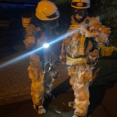 FW Lehrte: Großbrand in Sievershausen: Feuerwehr verhindert Übergreifen auf Garagen und Wohnhaus