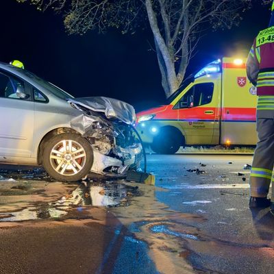 FW-OLL: Mobiltelefon alarmiert Rettungskräfte zu Verkehrsunfall mit drei verletzten Personen