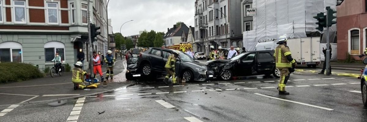 FW Bremerhaven: Schwerer Verkehrsunfall im Berufsverkehr, drei PKW beteiligt