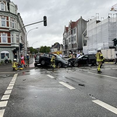 FW Bremerhaven: Schwerer Verkehrsunfall im Berufsverkehr, drei PKW beteiligt