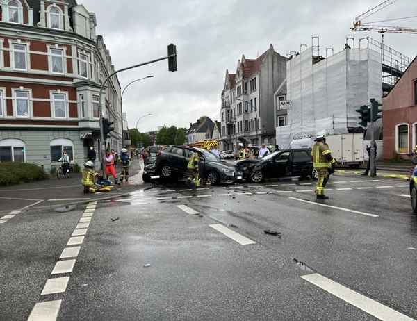 FW Bremerhaven: Schwerer Verkehrsunfall im Berufsverkehr, drei PKW beteiligt