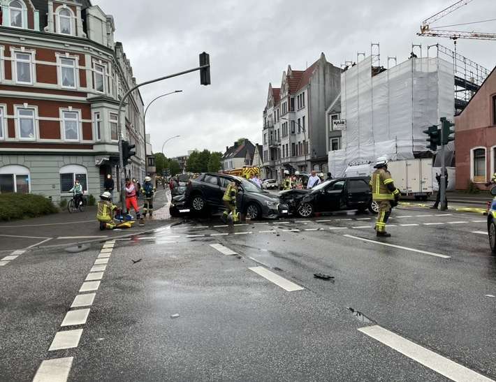FW Bremerhaven: Schwerer Verkehrsunfall im Berufsverkehr, drei PKW beteiligt