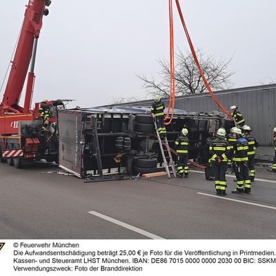 FW-M: Schwerer Verkehrsunfall mit zwei Lkw (Feldmoching)