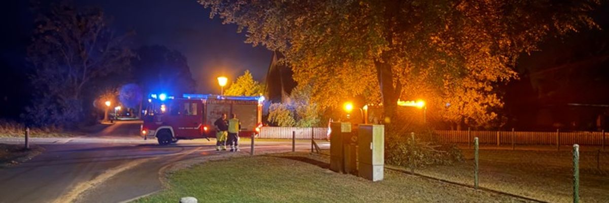 FW Flotwedel: 800 Meter lange Ölspur beschäftigt Feuerwehr in Neu-Schepelse