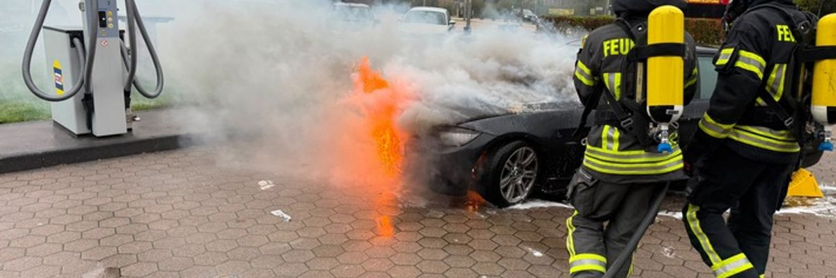 FW-AUR: Plötzlich Flammen aus Motorraum