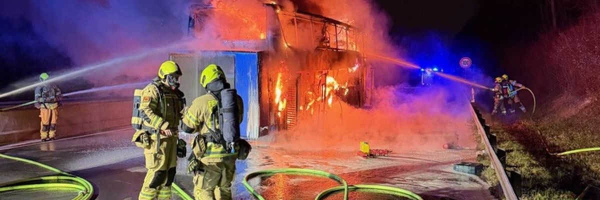 FW Ratingen: Feuerwehr auf der BAB 52 gefordert