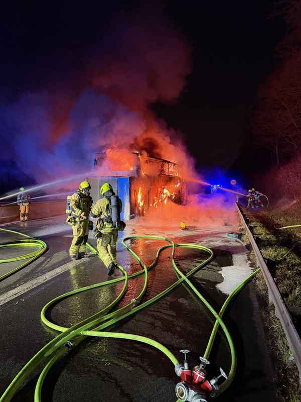 FW Ratingen: Feuerwehr auf der BAB 52 gefordert