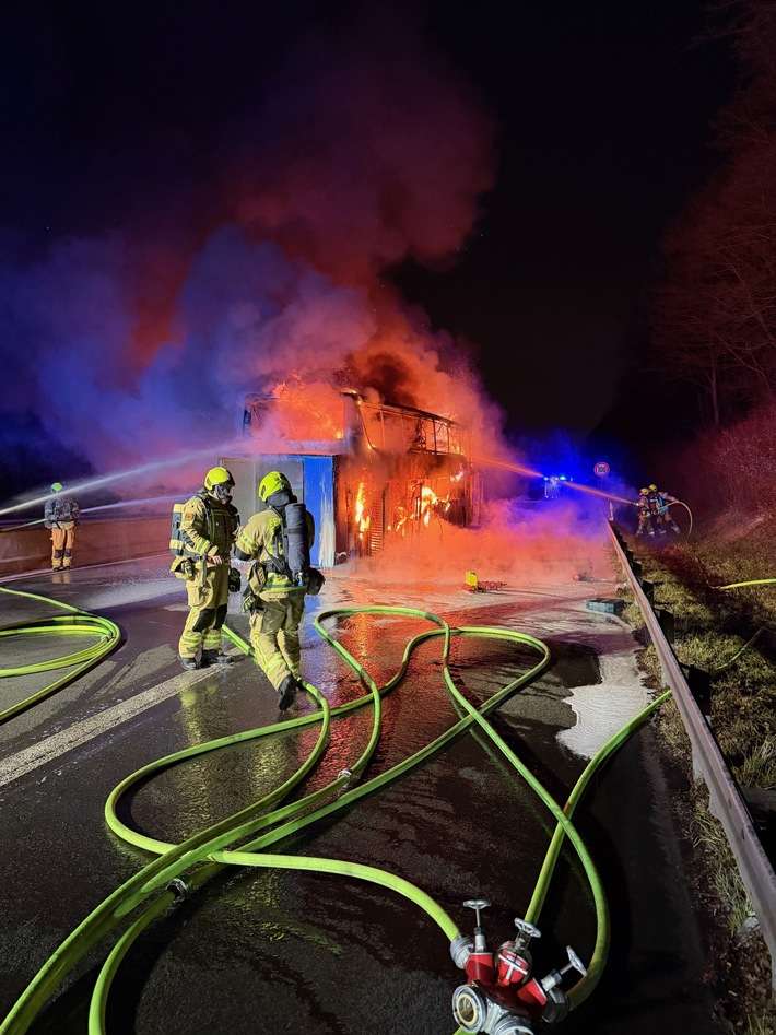 FW Ratingen: Feuerwehr auf der BAB 52 gefordert