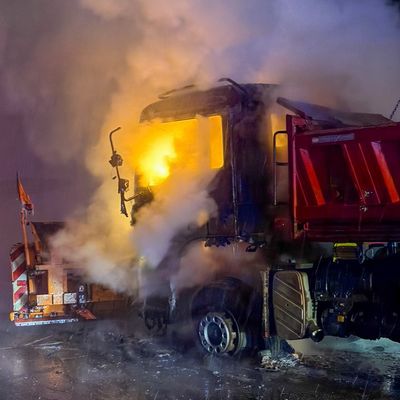 FW-DT: Brennendes Räum- / Streufahrzeug auf der Bielefelder Straße