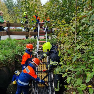 FW Wenden: Brand und mehrere Verletzte bei Grillunfall auf dem Schützenplatz in Hillmicke - Herbstübung der Jugendfeuerwehr