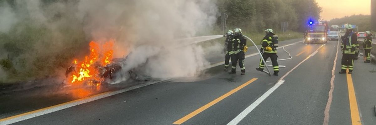 FW-DO: Brennender PKW auf der BAB A45 - Fehlende Rettungsgasse