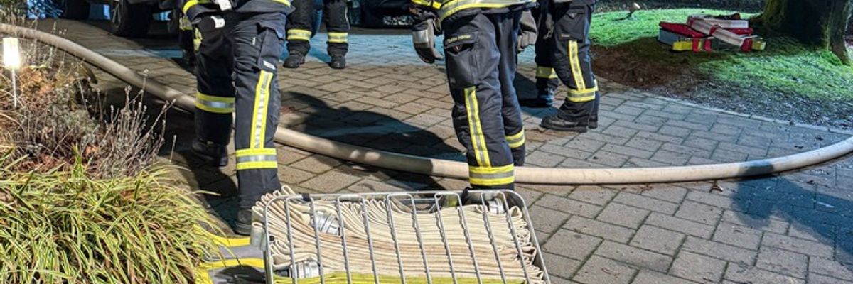 FW Wenden: Feuer mit Menschenleben in Gefahr in Wenden-Heid