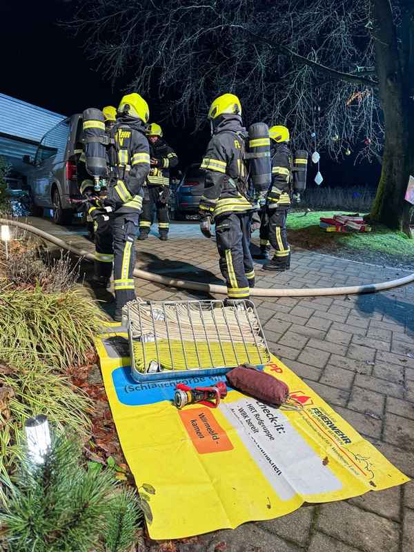 FW Wenden: Feuer mit Menschenleben in Gefahr in Wenden-Heid