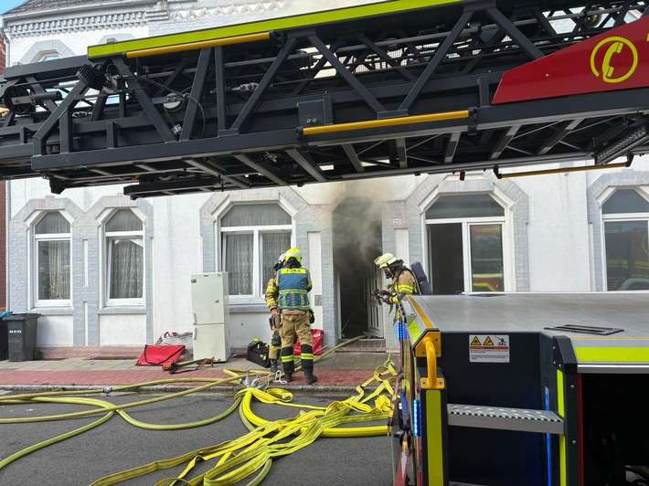 FW Bremerhaven: Feuer in Mehrfamilienhaus, Kellerbrand