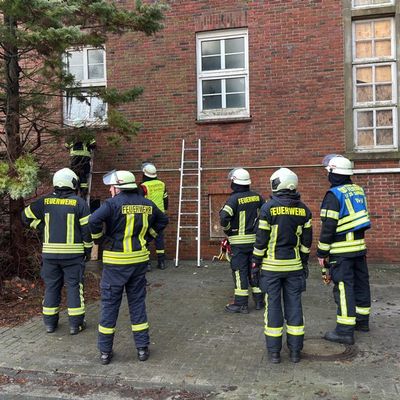 FW-AUR: Ertönender Alarm aus verschlossenem Gebäude