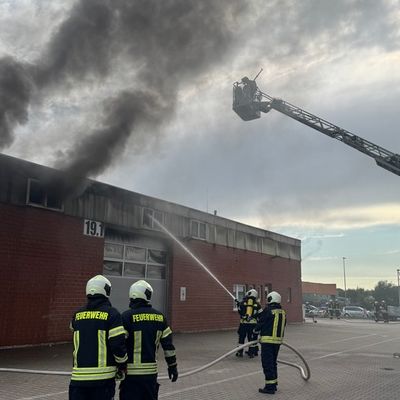 FW-AUR: Brennende Transporter in Hallenkomplex