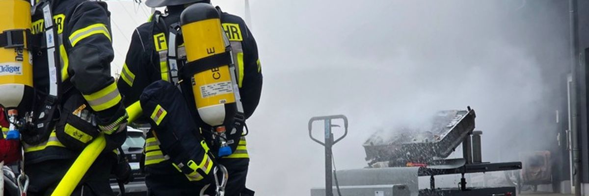 FW Celle: Hochvoltbatterie brennt in Altencelle