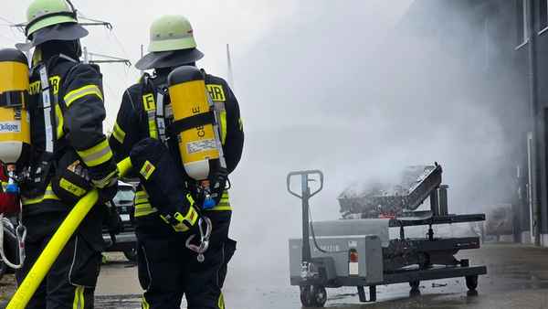 FW Celle: Hochvoltbatterie brennt in Altencelle