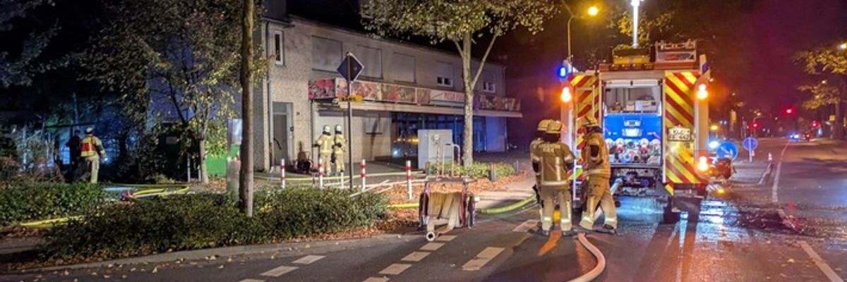 FW-KLE: Nächtlicher Brand zwischen zwei Gebäuden