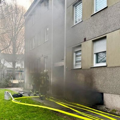 FW Hagen: Kellerbrand in Gebäude - starke Rauchentwicklung