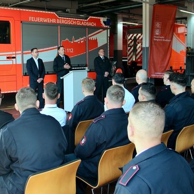 FW-GL: Feierliche Zeugnisübergabe und Ernennungen bei der Feuerwehr Bergisch Gladbach