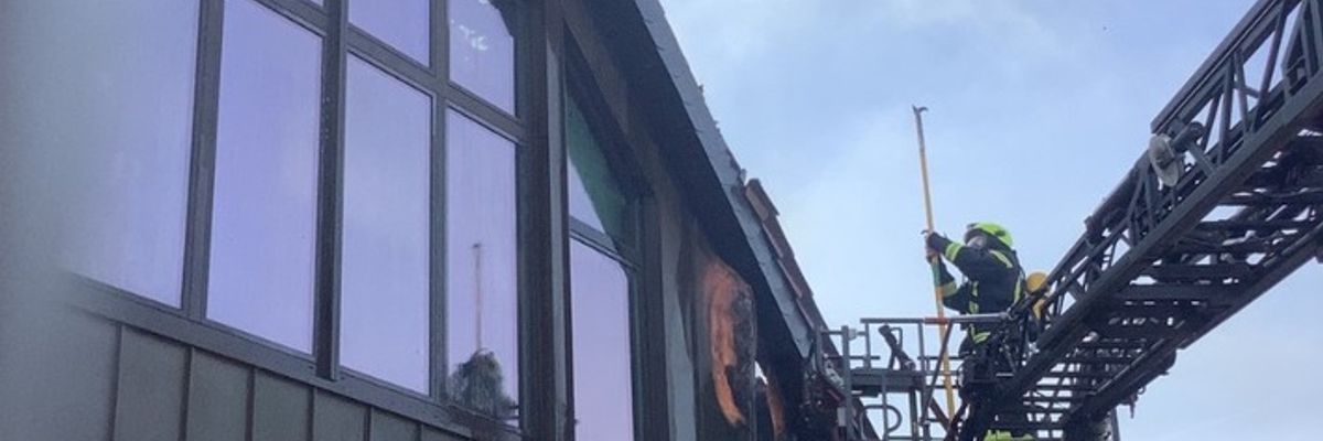 FW-OB: Dachstuhlbrand in voller Ausdehnung - Einsatzkräfte weiterhin mit Nachlöscharbeiten beschäftigt