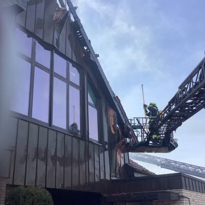 FW-OB: Dachstuhlbrand in voller Ausdehnung - Einsatzkräfte weiterhin mit Nachlöscharbeiten beschäftigt