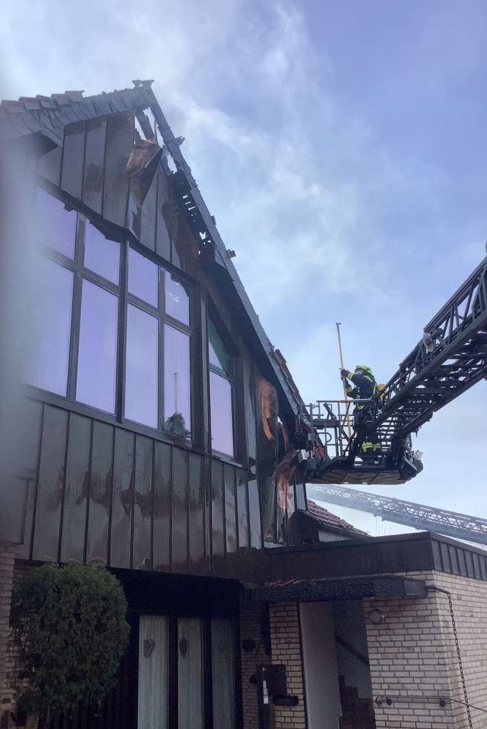 FW-OB: Dachstuhlbrand in voller Ausdehnung - Einsatzkräfte weiterhin mit Nachlöscharbeiten beschäftigt