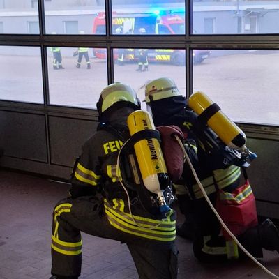 FW-AUR: Feuerwehren und THW gemeinsam bei Übung gefordert