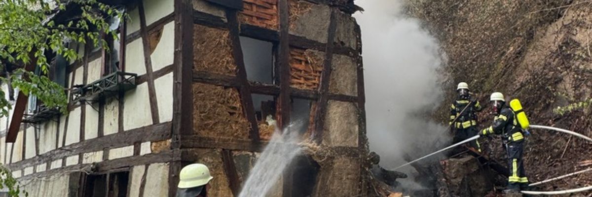 FW-OG: Gebäudebrand in Zell-Weierbach - Eine Person verstorben.