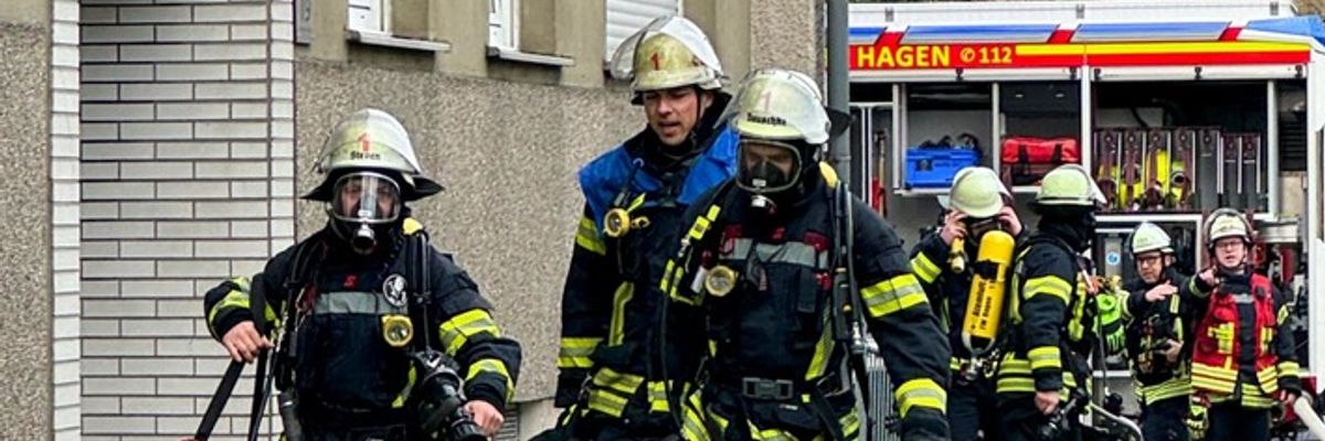 FW Hagen: Kellerbrand in Gebäude - starke Rauchentwicklung