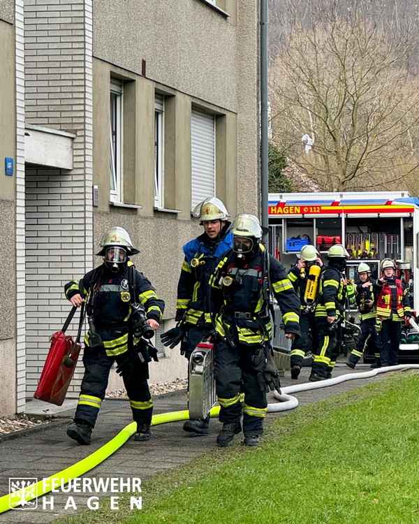 FW Hagen: Kellerbrand in Gebäude - starke Rauchentwicklung
