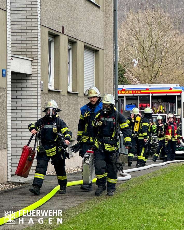 FW Hagen: Kellerbrand in Gebäude - starke Rauchentwicklung