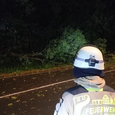 FW-EN: Unwetter und Wohnungsbrand: Arbeitsreicher Freitag und Samstag für die Feuerwehr Herdecke - 16 Einsätze seit Freitagmittag