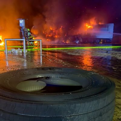 FW-OLL: Zwei Lkw auf Firmengelände in Vollbrand - Gefahr durch berstende Reifen