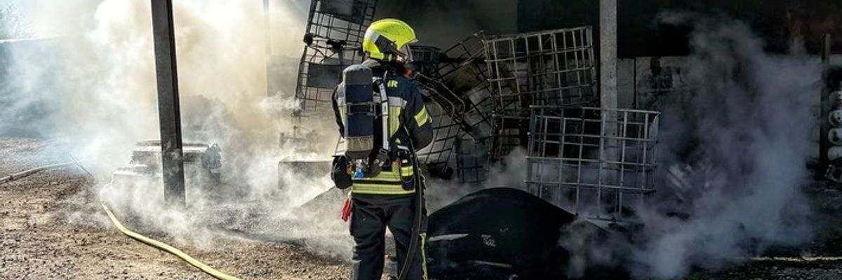FW-NE: Feuer in Gewerbebetrieb | Anbau brannte in voller Ausdehnung | Keine Verletzten
