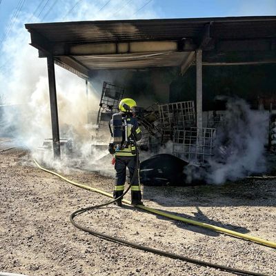 FW-NE: Feuer in Gewerbebetrieb | Anbau brannte in voller Ausdehnung | Keine Verletzten