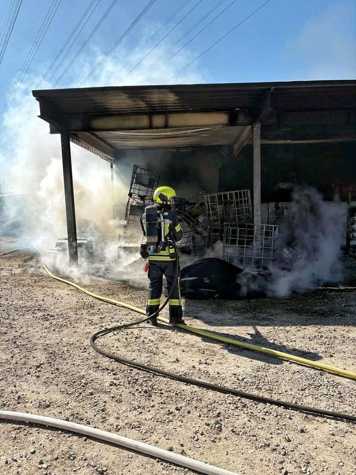 FW-NE: Feuer in Gewerbebetrieb | Anbau brannte in voller Ausdehnung | Keine Verletzten